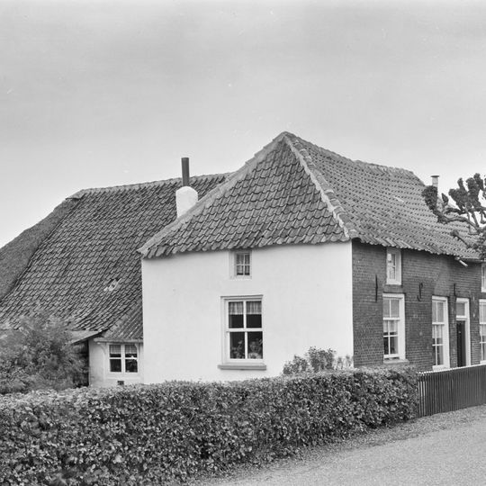 Boerderij op T-vormige plattegrond. Stal met overstek