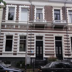 Blok van vier herenhuizen met hekwerken, gebouwd in eclectische stijl met neorenaissance-invloeden