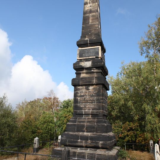 Denkmal mit Einfriedung