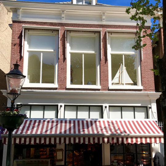 Pand onder schilddak met rechte kroonlijst