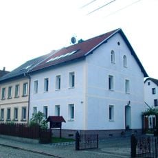 Doppelwohnhaus (August-Bebel-Straße 12 mit Konsumring 1) in offener Bebauung in Ecklage August-Bebel-Straße 12 (Konsumring 1)