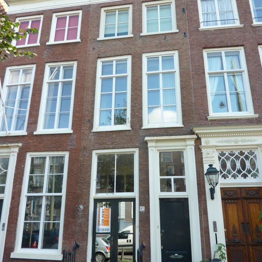 Pand met gevel, deuromlijsting en rechte kroonlijst