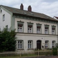 Wohnhaus mit Einfriedung