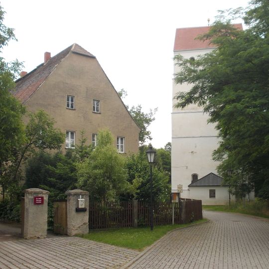 Pfarrhof mit Pfarrhaus, Scheune, Seitengebäude, Torpfosten, Mauer zwischen Hof und Garten sowie Viehtränke Kirchstraße 6
