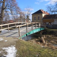 Východní lávka přes příkop v zámeckém parku v Jaroměřicích nad Rokytnou