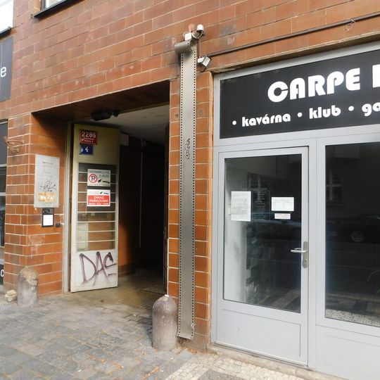 Pamětní deska Vlastimila Brodského na domě Jičínská 2285/4 na Vinohradech