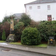 Pomník padlým v Jedlí před farou