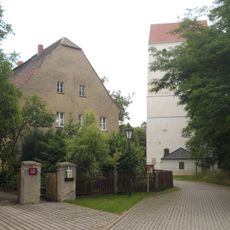 Pfarrhof mit Pfarrhaus, Scheune, Seitengebäude, Torpfosten, Mauer zwischen Hof und Garten sowie Viehtränke Kirchstraße 6