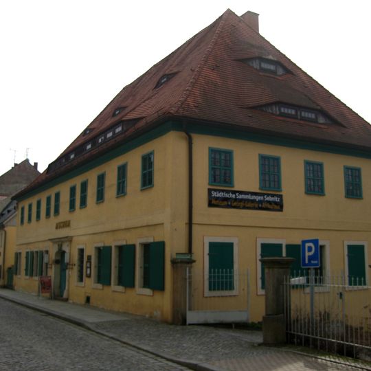 Wohnhaus in offener Bebauung mit rückwärtigem Anbau, Portal und Türblatt sowie Garten mit Gartenhaus, Terrasse und Treppenanlage Hertigswalder Straße 12