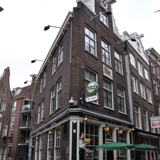 Huis, vanwege de gevelsteen, het oeil-de-boeuf en de zandstenen onderdelen van de gevelhals