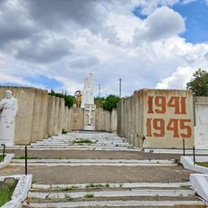 Monument în memoria consătenilor căzuți (111) în 1941-1945. La cimitir