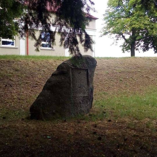 Památník v Měcholupech