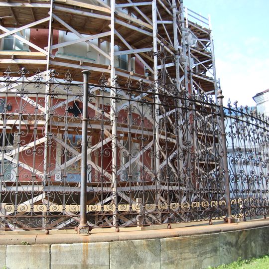 Металлическая ограда с восточной стороны внешнего каре