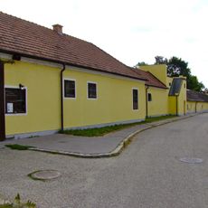 Wirtschaftsgebäude mit Hungerturm