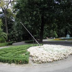 Park miejski Ogród Saski wraz z zegarem słonecznym, płytą upamiętniającą założenie ogrodu
