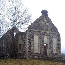 Zviedru baznīca ar viduslaiku kapsētu