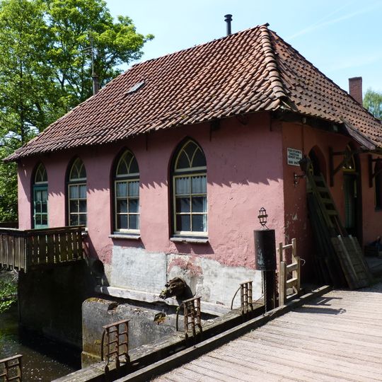 Molenhuis als deel van dubbele watermolen Den Helder met vakwerk en latere, neogotische vensters
