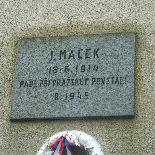 Pamětní deska J. Macka na domě Mládeže 1375/7 na Břevnově