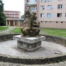 Keramické sousoší v parku v Masarykově ulici v Holešově