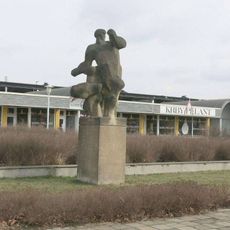 Socha Fotbalisté před fotbalovým stadionem v Mostě