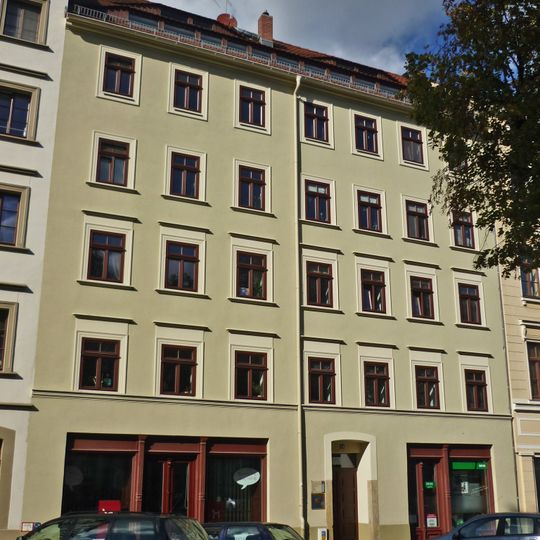 Wohnhaus in geschlossener Bebauung, mit zwei Läden mit originaler Front Elisabethstraße 24