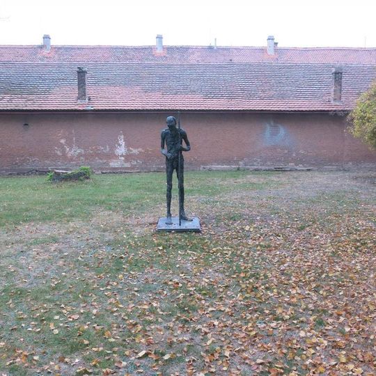 Socha Poutník v parku před muzeem v Malé Pevnosti Terezín