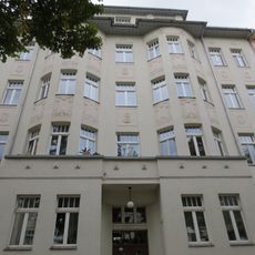 Mietshaus in geschlossener Bebauung mit Vorgarten Hübschmannstraße 21