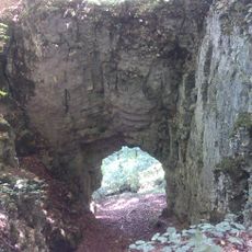 Kesselfinkenloch mit Felspartie und Frühmeßfels