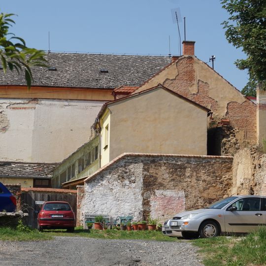 Opěrné a dělící zdi domu