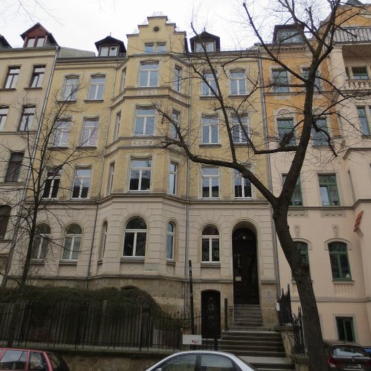 Mietshaus in geschlossener Bebauung mit Vorgarten und Einfriedung Eulitzstraße 28