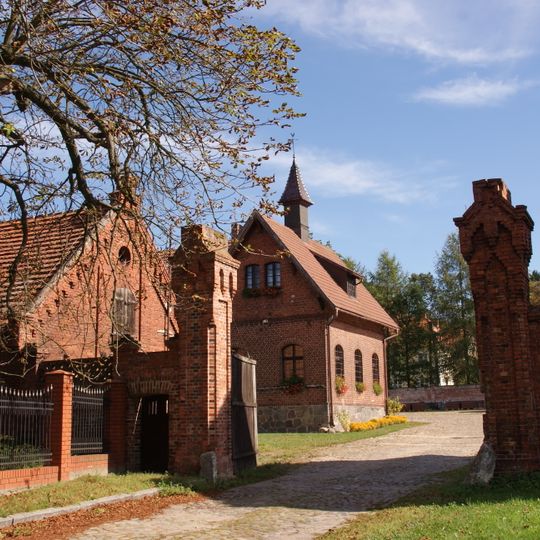 Ogrodzenie z bramami