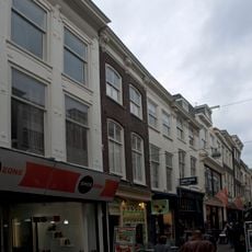 Pand met gevel met doorbroken kroonlijst op gesneden consoles