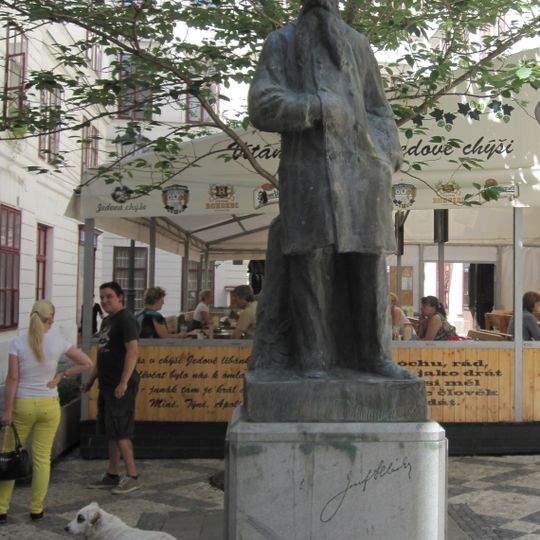 Socha Josefa Hlávky ve vnitrobloku přístupném z Vodičkovy ulice