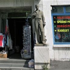 Socha muže před bývalým hotelem na Náměstí ve Kdyni