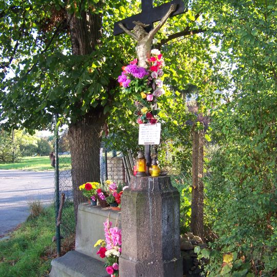 Kříž u autobusové zastávky Tempo