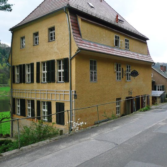 Fabrikantenwohnhaus und Nebengebäude eines ehemaligen Ziegeleianwesens Pirnaer Straße 163