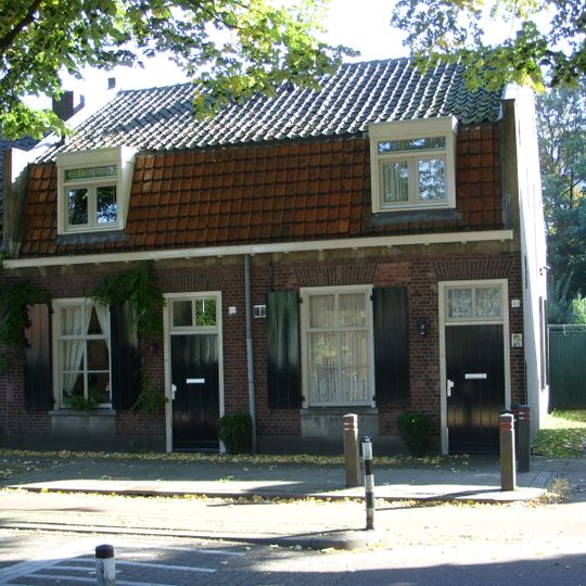 Wevershuisje onder Mansarde-vormig zadeldak