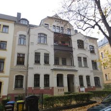 Mietshaus in halboffener Bebauung mit Vorgarten Luisenplatz 11