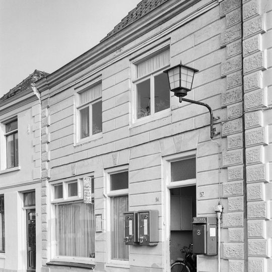 Pand met gepleisterde lijstgevel