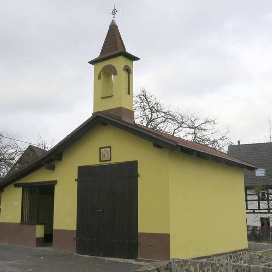 Kaple předělaná na hasičárnu na návsi v Radešíně