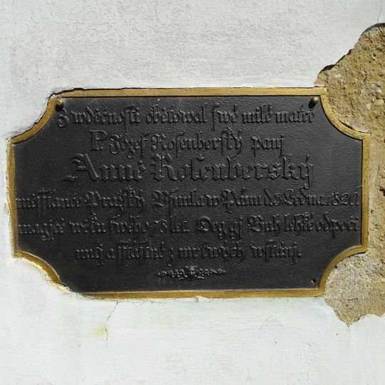 Pamětní deska u vchodu do kostela ve Skryjích