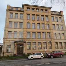 Verwaltungsgebäude mit Vorgarten Dresdner Straße 50