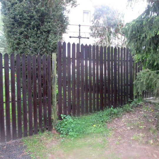 Kříž v Podmoklech v zahradě