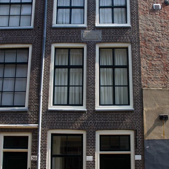 Pand met gevel met rechte kroonlijst . "Het Backers Gildehuys"