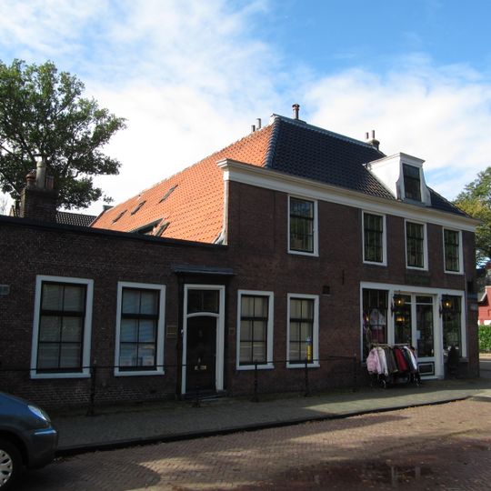 Pand met lijstgevel met kleine roeden vensters