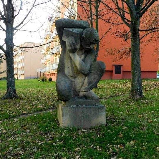 Socha muže s kostkou v Hořicích