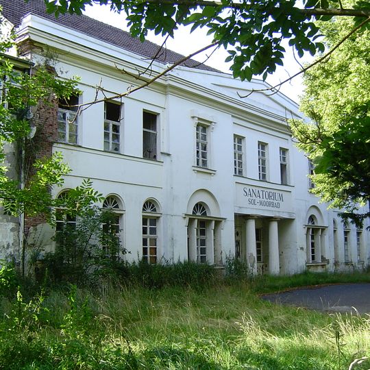 Sanatorium mit Haupthaus und Pförtnerhaus