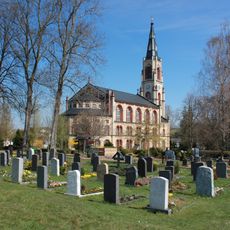 Sachgesamtheit Marienkirche und Friedhof Gersdorf mit den Einzeldenkmalen: Kirche mit Ausstattung, Bestattungshalle, Wohnhaus des Friedhofswärters, Soldatengräber für die im 2. Weltkrieg gefallenen Soldaten und Gedenksteine für die Opfer des Fasc