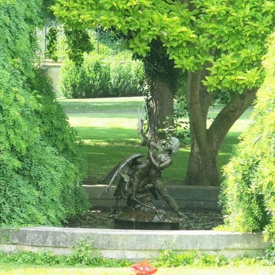 Kašna se sochou chlapce s volavkou v zahradě Fürstenberského paláce