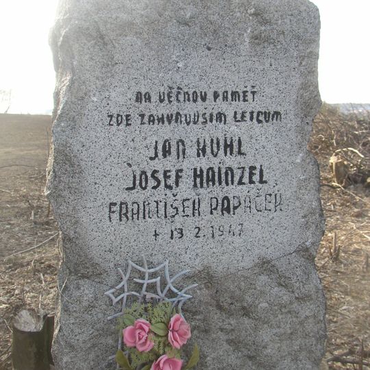 Pomník třem letcům u Dolan